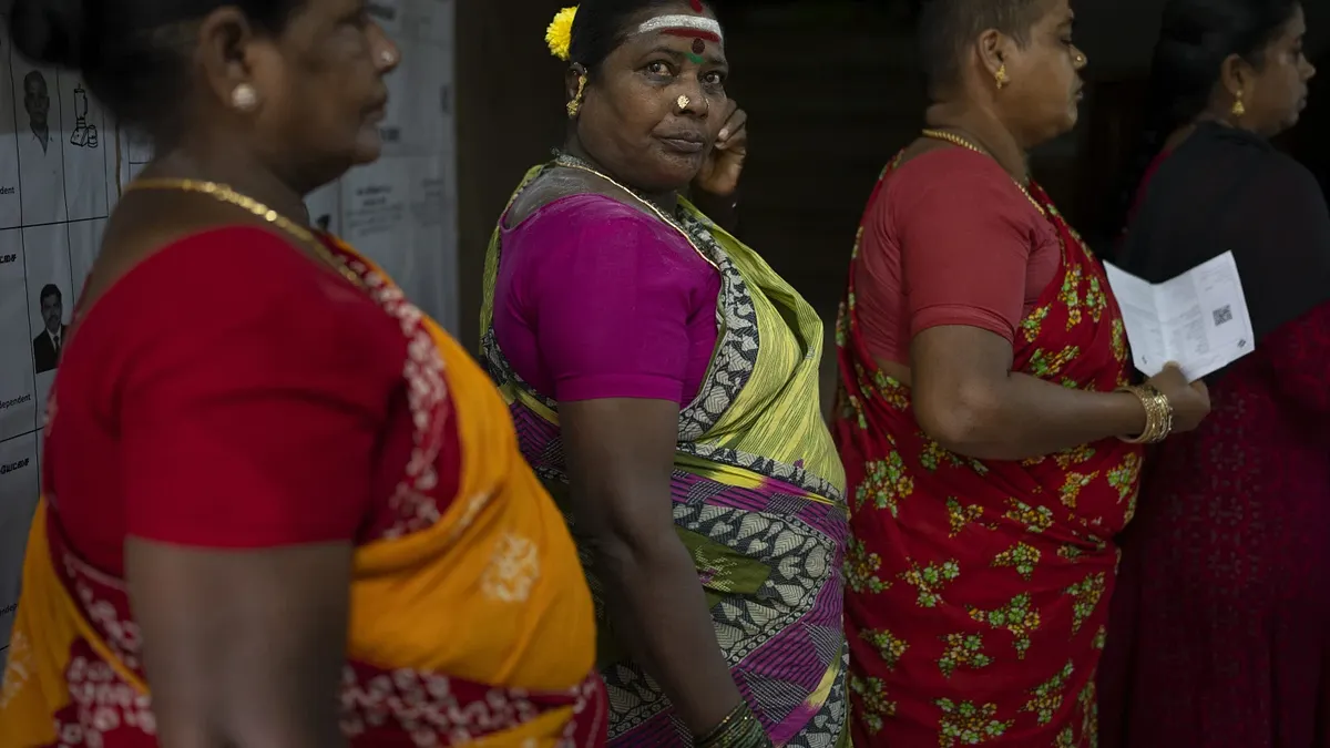 2024年4月19日,印度大選正式開跑,南部泰米爾納德邦清奈市的選民排隊等待投票(美聯社)