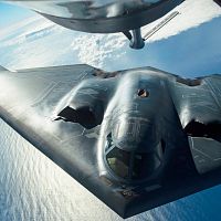 B-2は給油なしでも6,000マイル(約11,100km)飛行可能だが、多くの任務では複数回の空中給油に頼って航続距離を延ばす必要があるとバシャム氏は指摘。パイロットは機体尾部から約5メートル後方の給油ブームを視認できず、ほぼ「盲飛」に近い操作となる。(画像/アメリカ空軍サイト提供) B-2は給油なしでも6,000マイル(約11,100km)飛行可能だが、多くの任務では複数回の空中給油に頼って航続距離を延ばす必要があるとバシャム氏は指摘。パイロットは機体尾部から約5メートル後方の給油ブームを視認できず、ほぼ「盲飛」に近い操作となる。(画像/アメリカ空軍サイト提供)