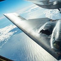 B-2は給油なしでも6,000マイル(約11,100km)飛行可能だが、多くの任務では複数回の空中給油に頼って航続距離を延ばす必要があるとバシャム氏は指摘。パイロットは機体尾部から約5メートル後方の給油ブームを視認できず、ほぼ「盲飛」に近い操作となる。(画像/アメリカ空軍サイト提供) B-2は給油なしでも6,000マイル(約11,100km)飛行可能だが、多くの任務では複数回の空中給油に頼って航続距離を延ばす必要があるとバシャム氏は指摘。パイロットは機体尾部から約5メートル後方の給油ブームを視認できず、ほぼ「盲飛」に近い操作となる。(画像/アメリカ空軍サイト提供)