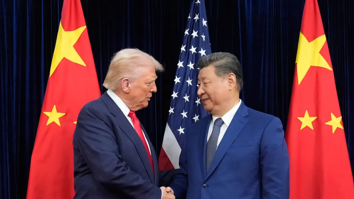 2025年10月30日。美國總統川普(Donald Trump,左)和中國國家主席習近平(右)在韓國釜山金海國際機場會晤前握手。(AP)