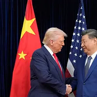 2025年10月30日、韓国・釜山の金海国際空港で会談前に握手を交わすドナルド・トランプ米大統領(左)と中国の習近平国家主席(右)。(写真/AP) 2025年10月30日、韓国・釜山の金海国際空港で会談前に握手を交わすドナルド・トランプ米大統領(左)と中国の習近平国家主席(右)。(写真/AP)