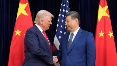 2025年10月30日。美國總統川普(Donald Trump,左)和中國國家主席習近平(右)在韓國釜山金海國際機場會晤前握手。(AP)