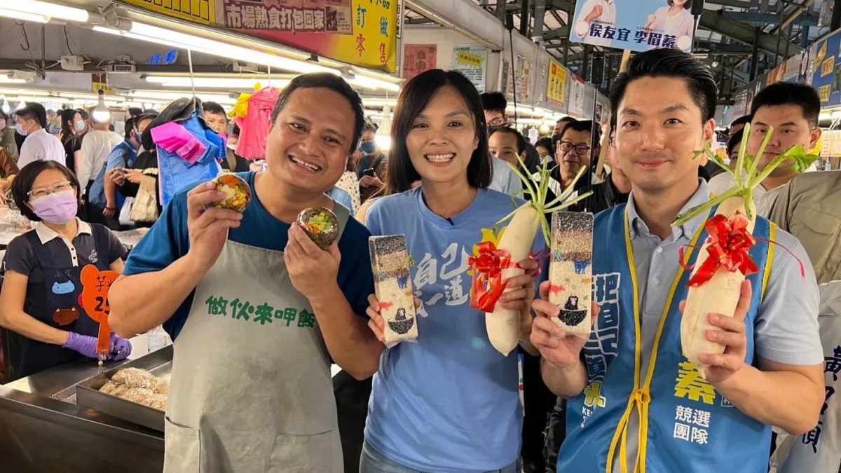 台北市長蔣萬安陪同左楠區立委候選人李眉蓁到市場掃街,許多民眾搶著拍照,攤商準備好彩頭和大蒜等吉祥物送給李眉蓁,高喊凍蒜!(圖/李眉蓁競總提供)