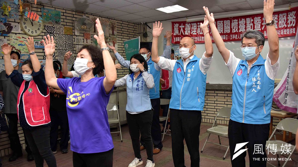 新冠肺炎疫情趨緩,高市關閉近2個月的社區照顧關懷據點重新開放,市長韓國瑜21日前往五甲老人活動中心親送便當、關心長輩,也一起跳起健身舞。(圖/徐炳文攝) 新冠肺炎疫情趨緩,高市關閉近2個月的社區照顧關懷據點重新開放,市長韓國瑜21日前往五甲老人活動中心親送便當、關心長輩,也一起跳起健身舞。(圖/徐炳文攝)