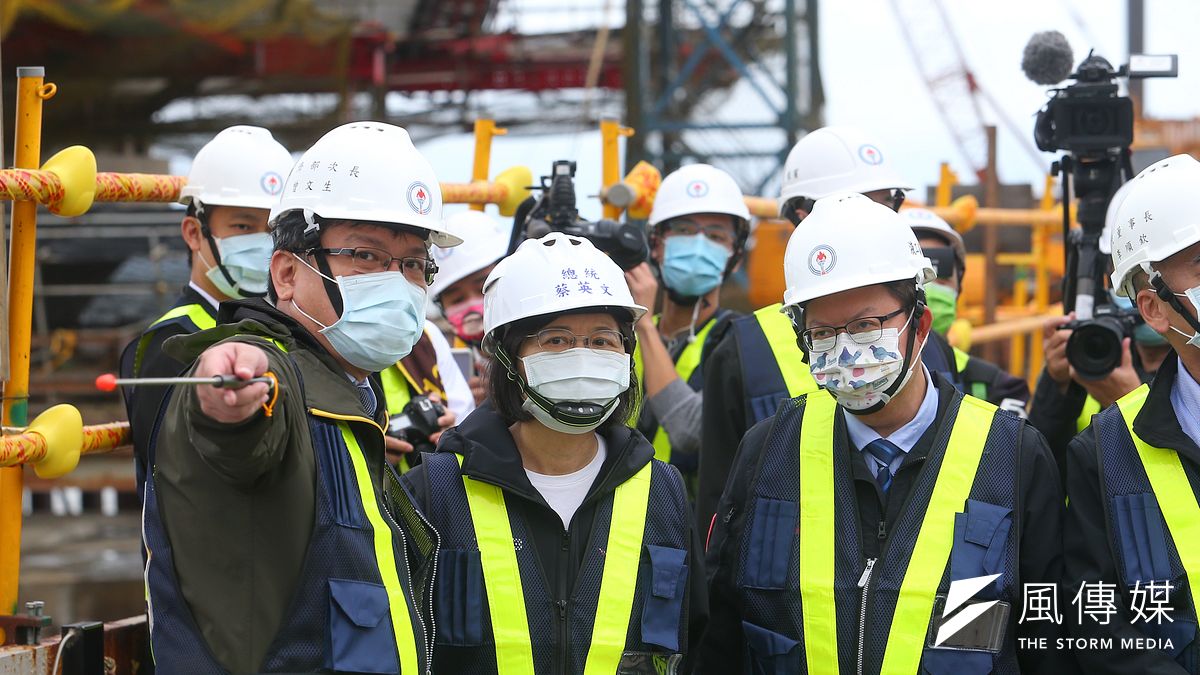 20211125-經濟部次長曾文生(左)25日陪同總統蔡英文(中)、桃園市長鄭文燦(右)視察「大潭藻礁生態保護區及三接工程區」。(顏麟宇攝) 20211125-經濟部次長曾文生(左)25日陪同總統蔡英文(中)、桃園市長鄭文燦(右)視察「大潭藻礁生態保護區及三接工程區」。(顏麟宇攝)