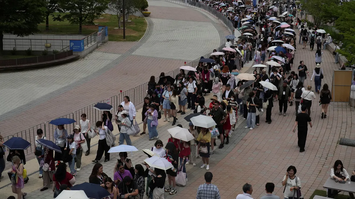 刑事局指出,近期以大量出現的「演唱會門票詐騙」最具代表性。圖為大批粉絲排隊等待進入演唱會現場。示意圖。(資料照,美聯社) 刑事局指出,近期以大量出現的「演唱會門票詐騙」最具代表性。圖為大批粉絲排隊等待進入演唱會現場。示意圖。(資料照,美聯社)