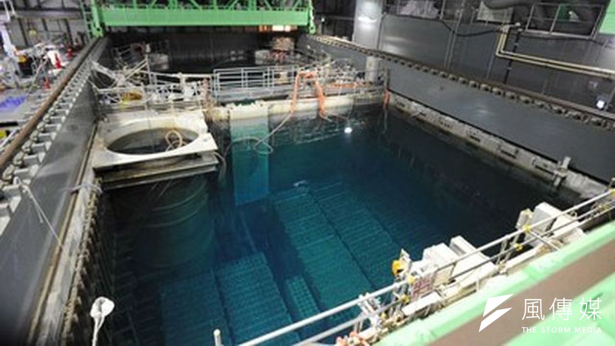 工程人員必須從冷卻池中取出已使用燃料棒1331支,未使用的燃料棒202支,圖片來源:網路 工程人員必須從冷卻池中取出已使用燃料棒1331支,未使用的燃料棒202支,圖片來源:網路