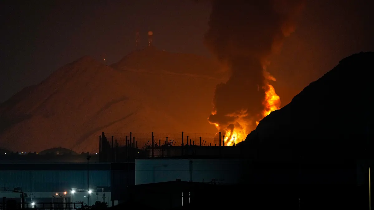 美伊戰爭最新戰況消息曝!本文為你整理美伊戰爭最新消息「10大重點」懶人包,帶你一次看懂川普撤軍計畫、荷莫茲海峽危機以及對全球經濟的衝擊。(圖/AP)