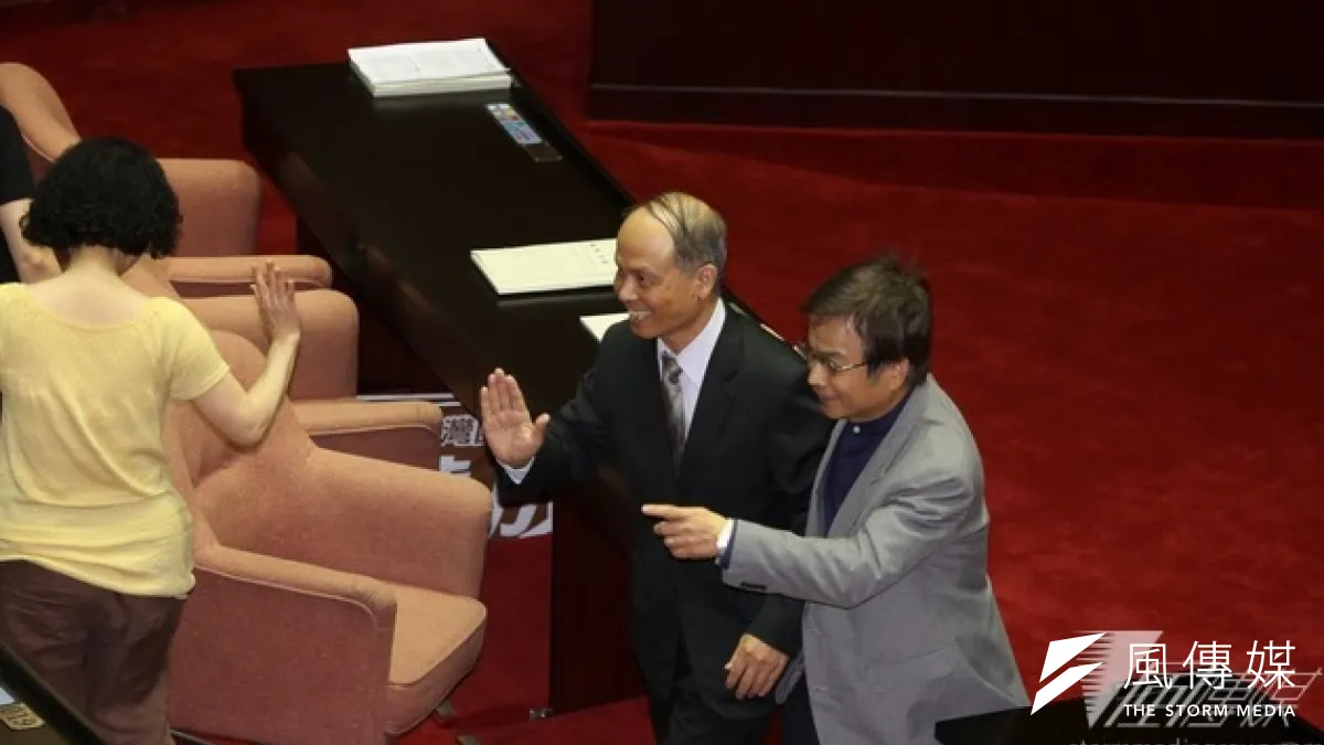 由財政部提出的財政健全方案,16日在立院三讀通通。財政部長張盛和與提案立委賴士葆在議場向在野黨立委致謝。(余志偉攝)