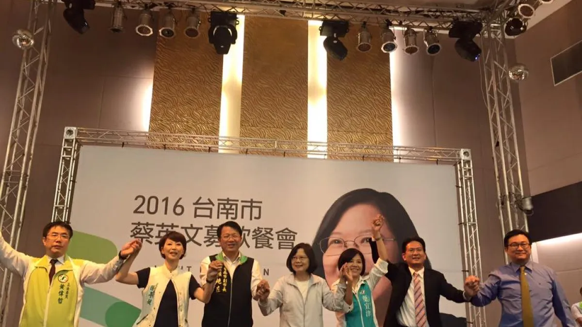 民進黨總統參選人蔡英文(中)現身台南舉辦募款餐會,但卻發生有民眾對媒體亮出餐券,遭工作人員強勢架走。(取自陳亭妃臉書)