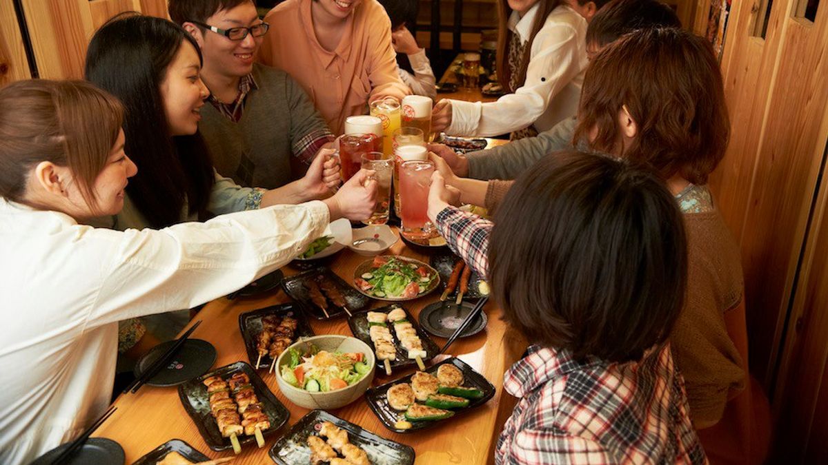 在日本,如果想找一個讓人感到自在又價格合理地小酌場所,絕對要選擇居酒屋。(圖/鳥貴族/YAKITORIYA TORIKIZOKU@facebook) 在日本,如果想找一個讓人感到自在又價格合理地小酌場所,絕對要選擇居酒屋。(圖/鳥貴族/YAKITORIYA TORIKIZOKU@facebook)