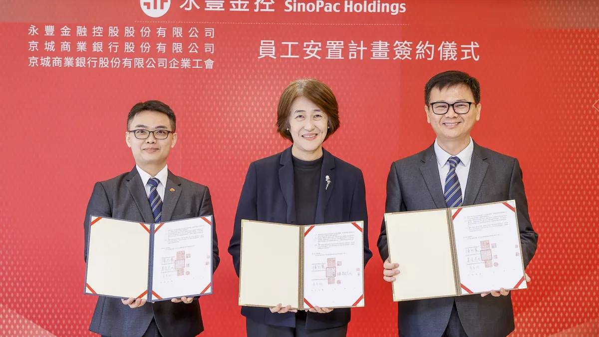 京城銀行企業工會理事長葉寒柏(左起)、永豐金控董事長陳思寬、京城銀行總經理姜宏亮,9日於員工安置計畫簽約儀式上合影。(永豐金控提供)