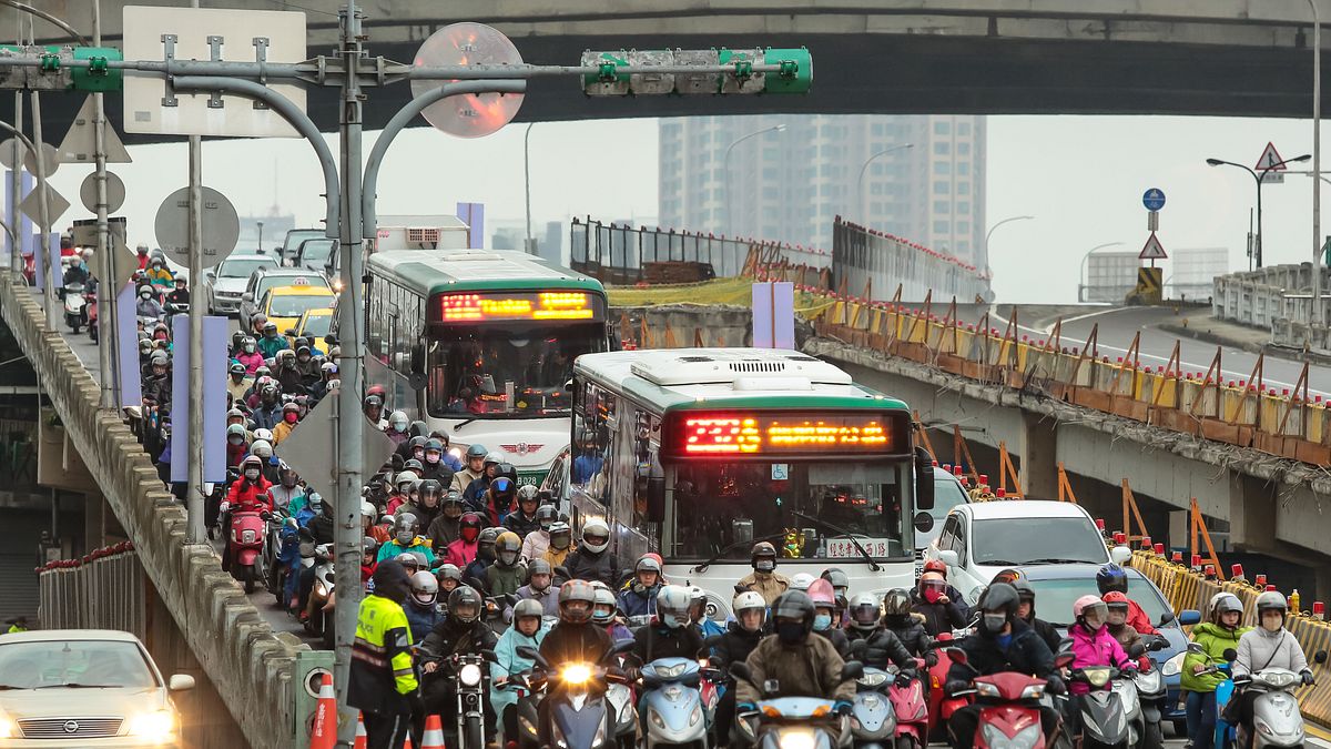 機車族新規定來了?網傳後座乘客「這姿勢」慘遭開罰 騎車雙載規則一次看