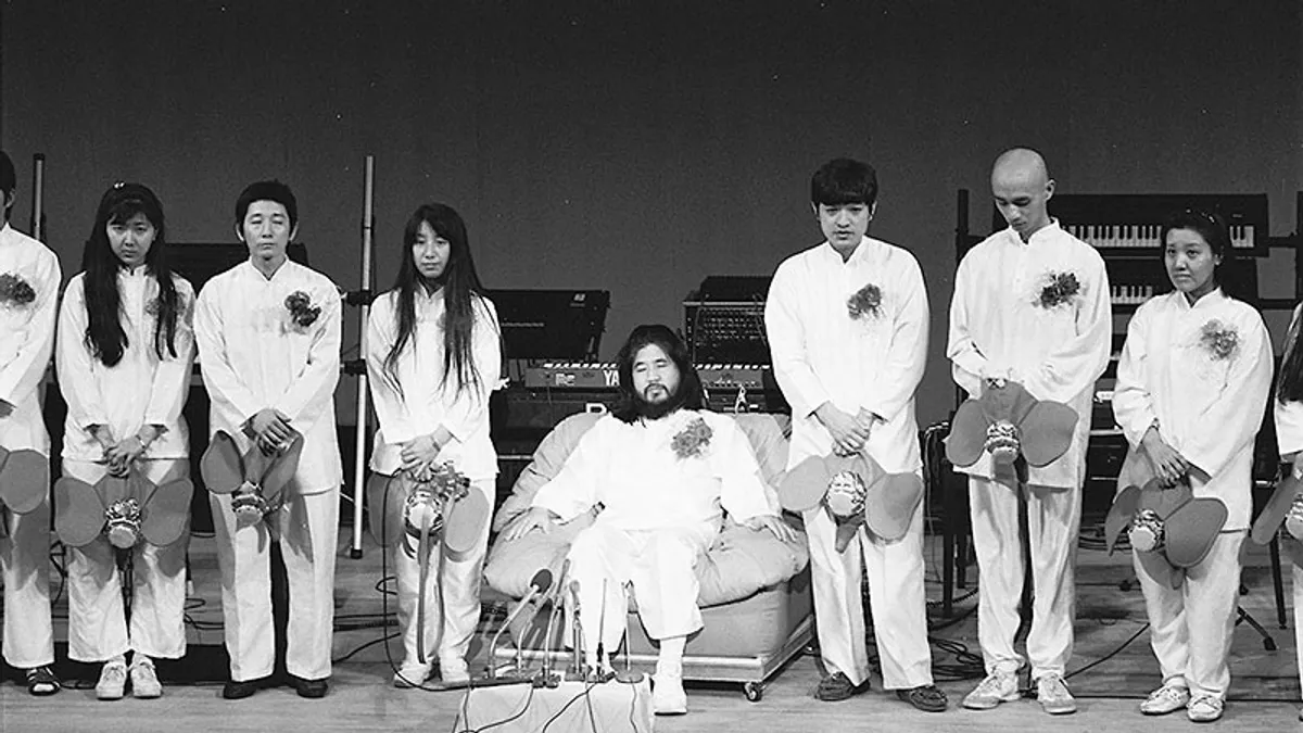 麻原彰晃以傳教名義性侵信徒組「後宮團」。(圖/尖端出版社提供) 麻原彰晃以傳教名義性侵信徒組「後宮團」。(圖/尖端出版社提供)