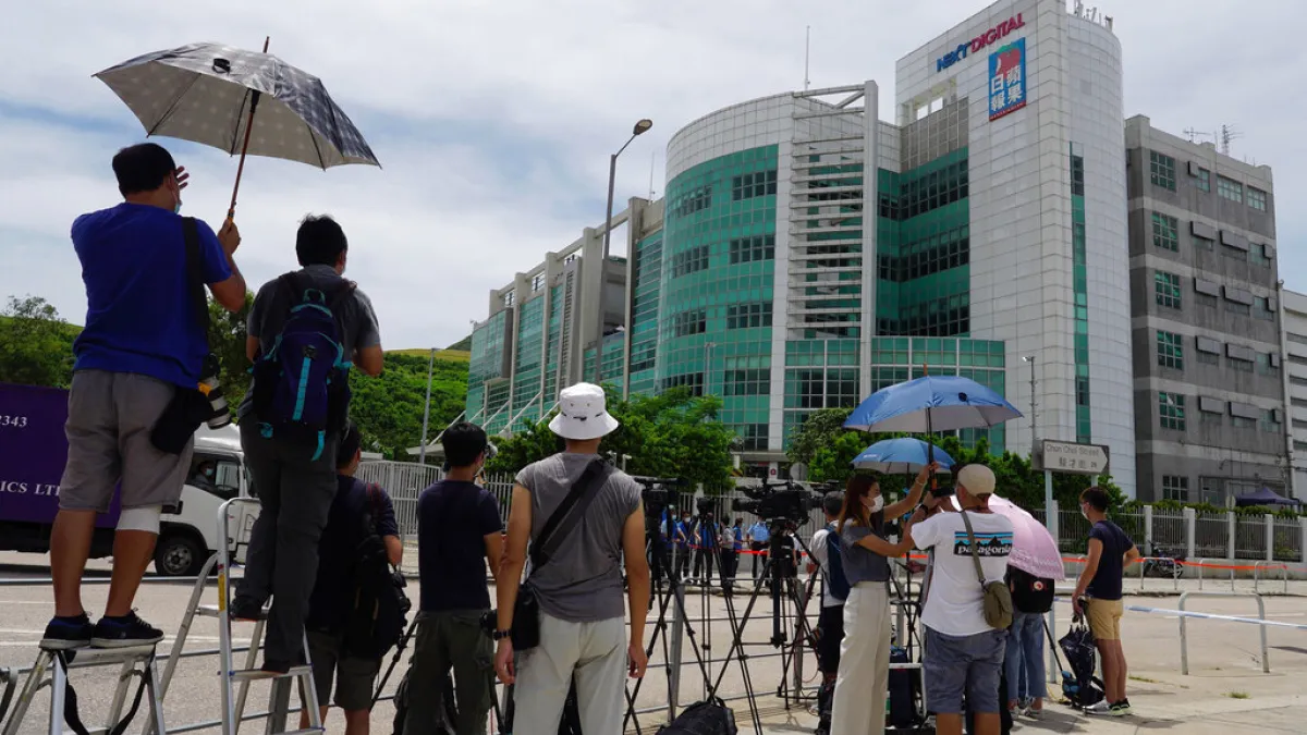 香港媒體大亨黎智英10日被警方上銬帶走後,很快出現在將軍澳的香港壹傳媒總部,並且被警方要求協助搜查。(美聯社)