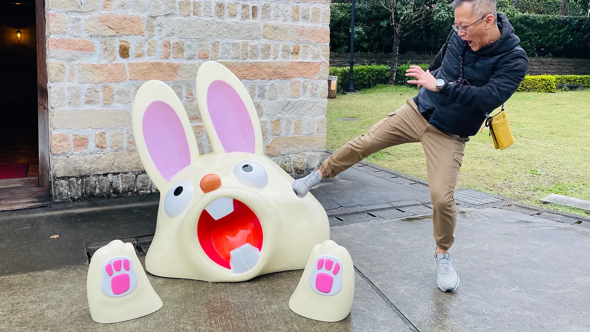 新北市立淡水古蹟博物館設立拍照點「巨兔破關」,邀請民眾打卡上傳。(圖/新北市立淡水古蹟博物館提供)