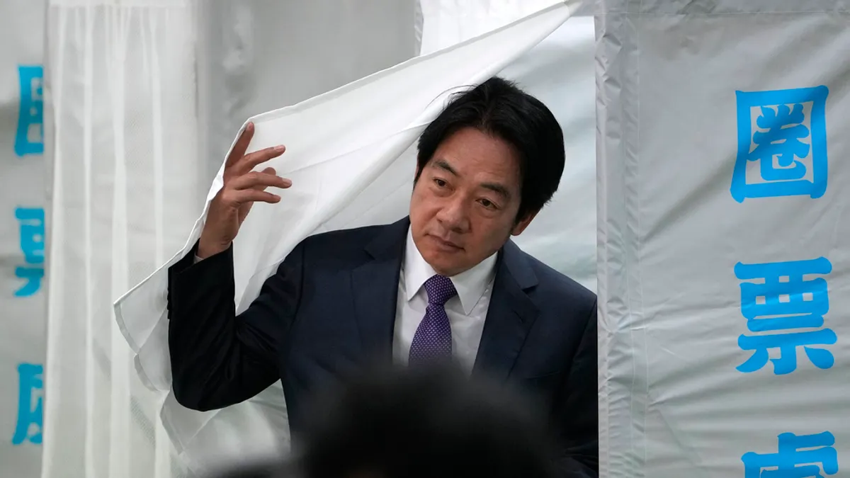 2024年1月13日,台灣舉行總統暨國會大選,民進黨總統候選人賴清德正在投票所投票。(美聯社)