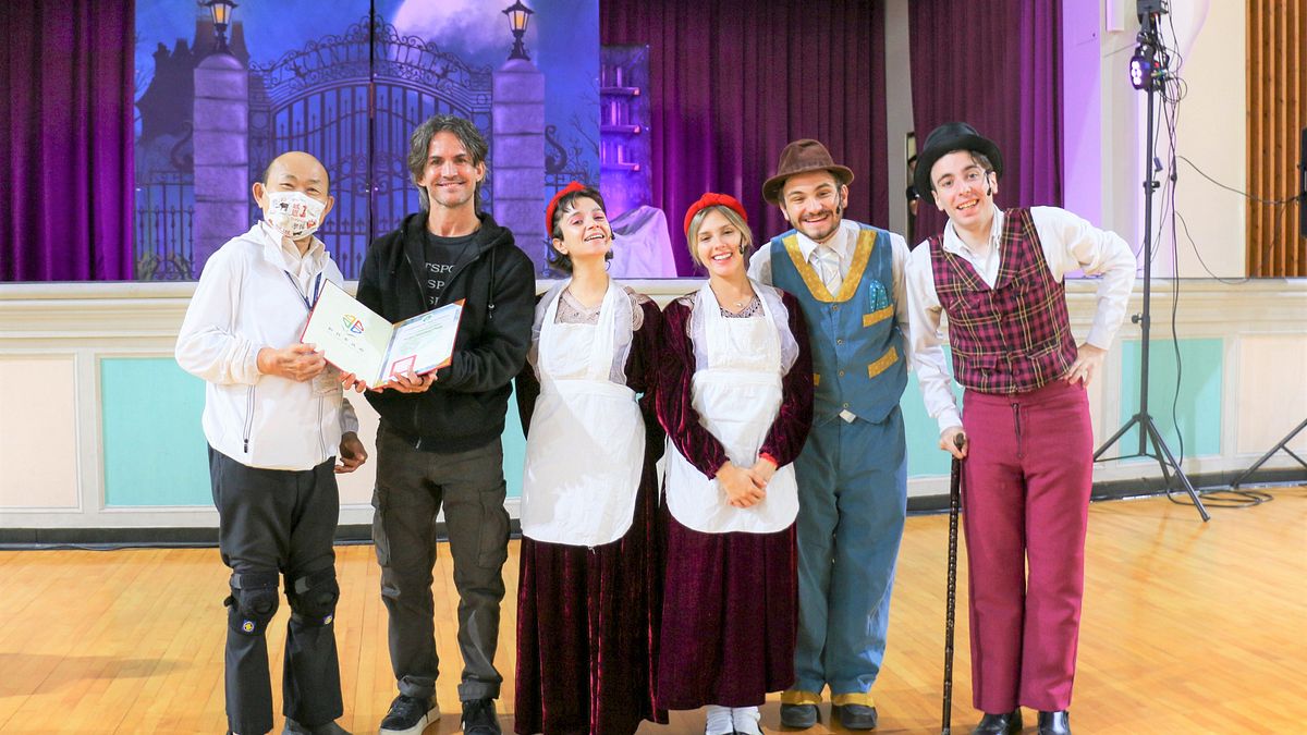 教育局感謝專業劇團。(圖/新北市教育局提供) 教育局感謝專業劇團。(圖/新北市教育局提供)