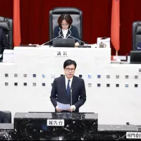 陳其邁市長赴議會報告追加預算案,聚焦四大市民優先策略,今年度追加預算14.23億元,但仍嚴守財政紀律、未增加債務。(圖/高市府提供) 陳其邁市長赴議會報告追加預算案,聚焦四大市民優先策略,今年度追加預算14.23億元,但仍嚴守財政紀律、未增加債務。(圖/高市府提供)