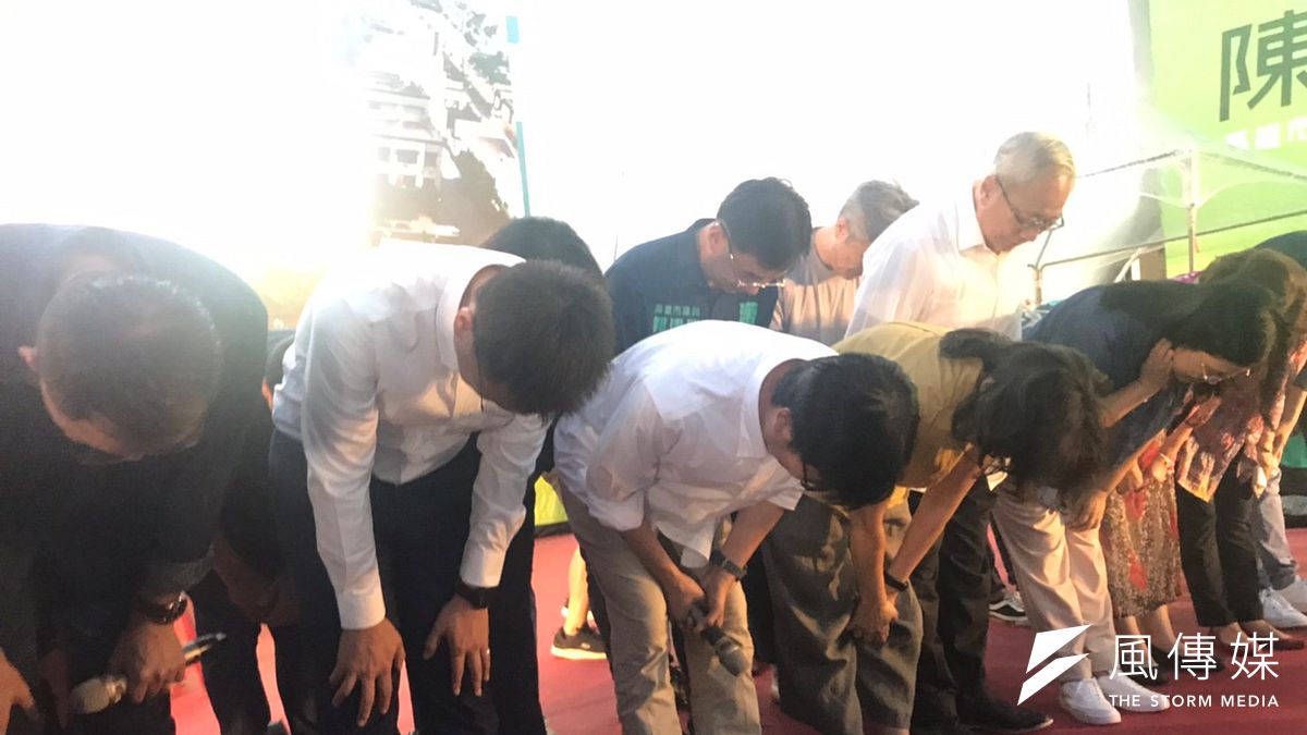 高雄市長補選候選人陳其邁確定當選,向支持者鞠躬道謝。(黃信維攝) 高雄市長補選候選人陳其邁確定當選,向支持者鞠躬道謝。(黃信維攝)