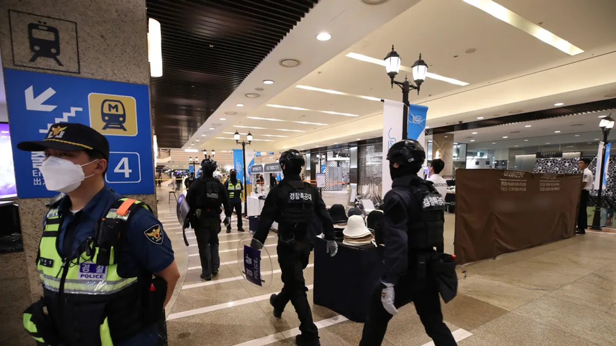 新北市板橋警方先後兩次逮捕同一名持旅遊簽證的香港籍人士,他男扮女裝從事詐騙集團的「車手」工作。(資料照,美聯社) 新北市板橋警方先後兩次逮捕同一名持旅遊簽證的香港籍人士,他男扮女裝從事詐騙集團的「車手」工作。(資料照,美聯社)