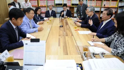 台北市長柯文哲15日拜會南韓首爾市長朴元淳,他在接受媒體訪問時表示,將以零舉債為目標來編列明年度的預算。(台北市政府提供)