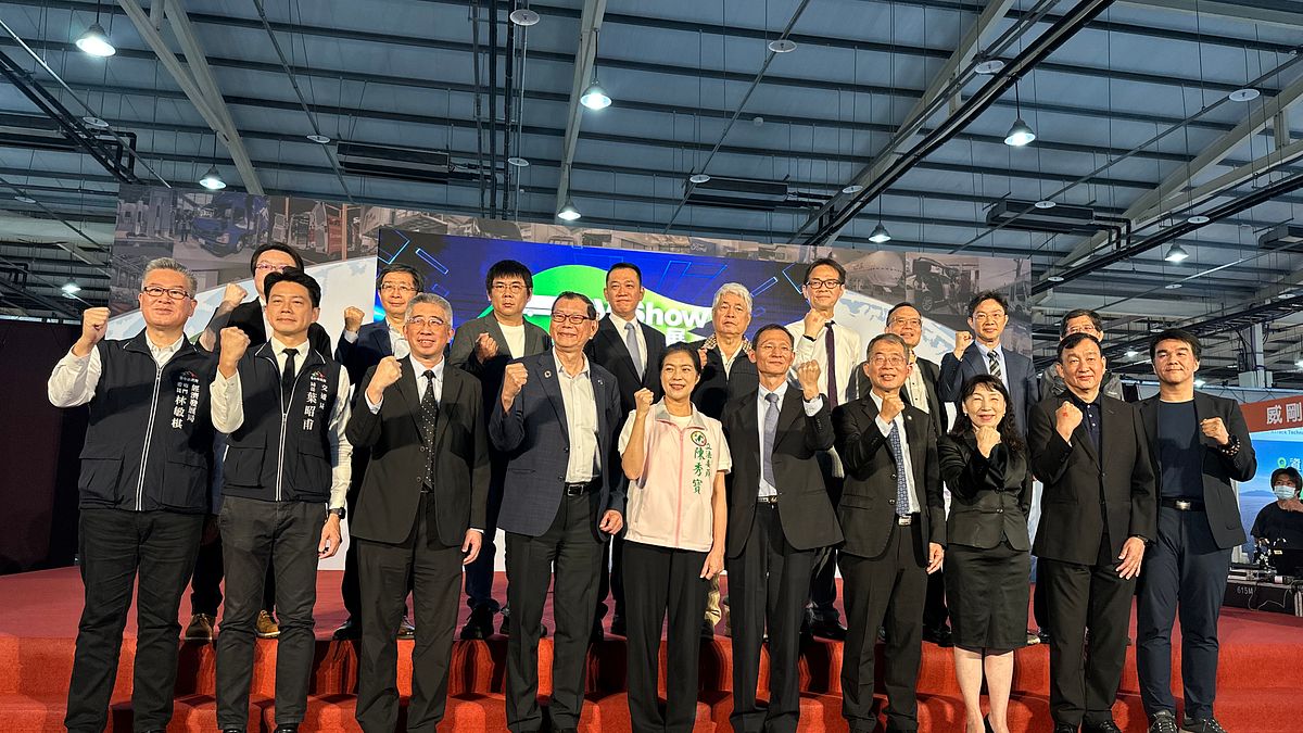 關心未來產業發展,以新能源、AI及冷鍊三大核心的「2025商用車大展」開幕,中央到地方交通、經濟相關首長到場參與。(圖/王秀禾攝) 關心未來產業發展,以新能源、AI及冷鍊三大核心的「2025商用車大展」開幕,中央到地方交通、經濟相關首長到場參與。(圖/王秀禾攝)