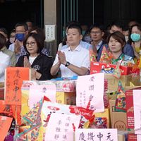 正副議長康裕成、曾俊傑率議員及議會同仁雙手合十虔誠祭拜,場面莊嚴隆重。(圖/高市議會提供) 正副議長康裕成、曾俊傑率議員及議會同仁雙手合十虔誠祭拜,場面莊嚴隆重。(圖/高市議會提供)