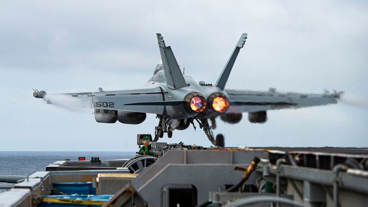 2023年2月12日,美軍的E/A-18G戰機從巡弋南海的尼米茲號航空母艦甲板起飛。(美聯社) 2023年2月12日,美軍的E/A-18G戰機從巡弋南海的尼米茲號航空母艦甲板起飛。(美聯社)