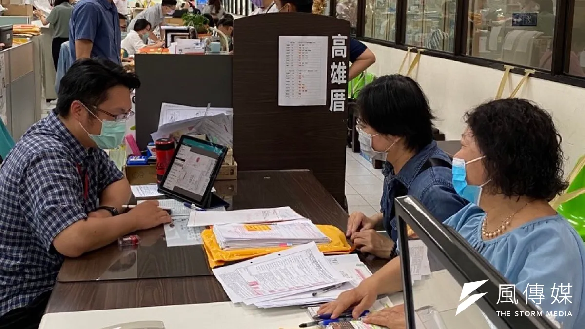 市府工務局為將委託專業公會或團體,針對一定規模以下建物,進行建造執照審查,預計自109年7月開跑,委託審查比例約占目前建造執照總案件數量的六成!並結合目前的建造執照無紙化申辦方式、建管得來速App,發照效率及透明度將大幅提高。(圖/徐炳文攝) 市府工務局為將委託專業公會或團體,針對一定規模以下建物,進行建造執照審查,預計自109年7月開跑,委託審查比例約占目前建造執照總案件數量的六成!並結合目前的建造執照無紙化申辦方式、建管得來速App,發照效率及透明度將大幅提高。(圖/徐炳文攝)