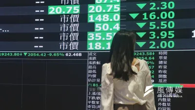 受到美國關稅政策衝擊,台股今日開盤下跌超過2000點,摜破2萬點大關。(柯承惠攝)