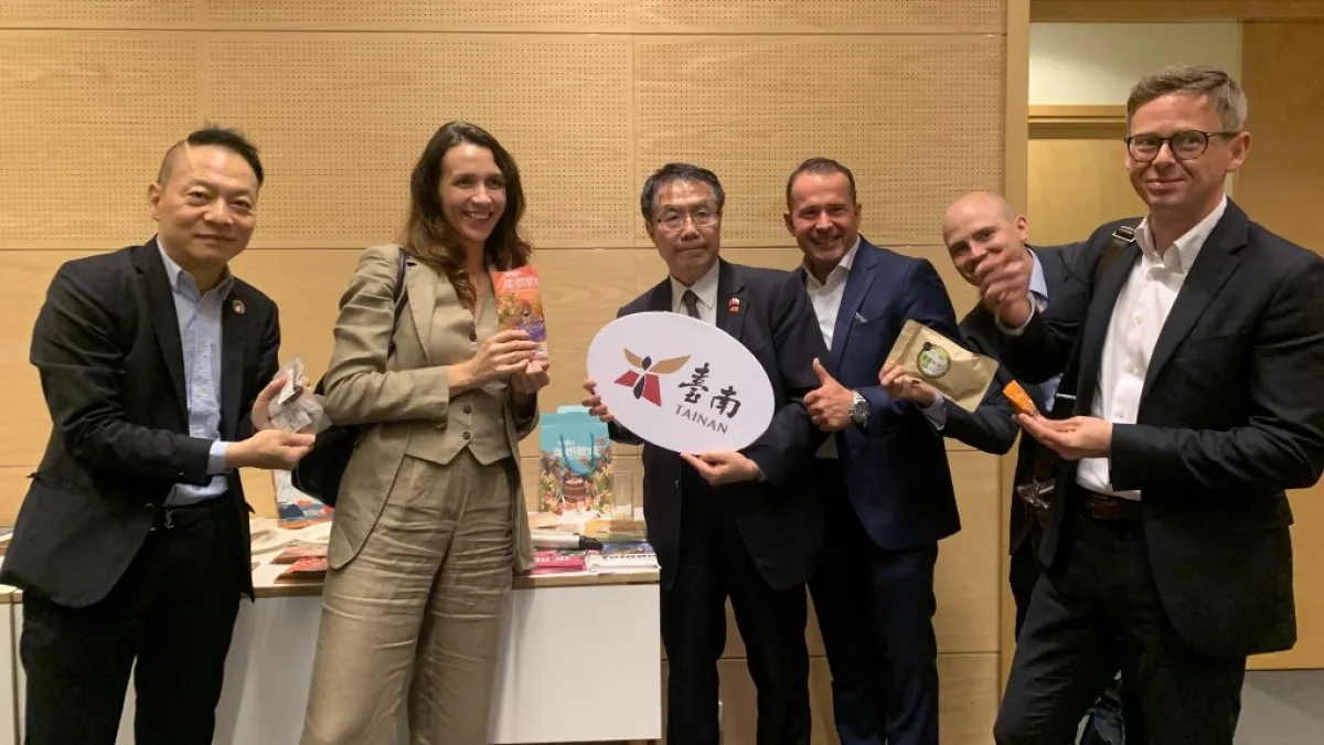 Mayor Huang Wei-che promotes Tainan's specialty agricultural products to Polish attendees. (Photo / Tainan City Government)