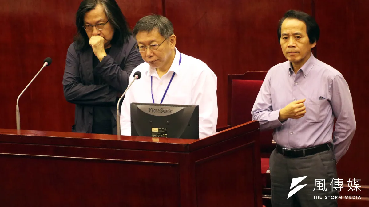 台北市八德路民宅發生大火,並燒死一人,柯市府決定祭出打擊違建措施,圖為台北市長柯文哲進行市政總質詢及答覆,左為都發局長林洲民、右為副市長林欽榮。(蘇仲泓攝)