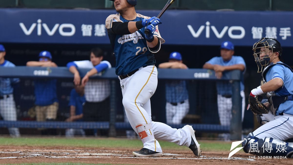 國內職棒創立至今超過30年,每年進場觀賽的球迷人數仍不過一百多萬。圖為Lamigo桃猿內野手陳俊秀。(資料照,王永志攝) 國內職棒創立至今超過30年,每年進場觀賽的球迷人數仍不過一百多萬。圖為Lamigo桃猿內野手陳俊秀。(資料照,王永志攝)