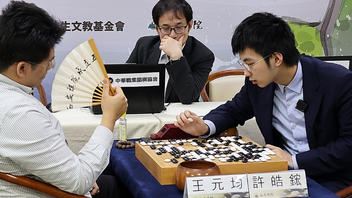 圍棋》台灣棋王四連霸!許皓鋐力退勁敵王元均,小官子階段以半目之差成功逆轉