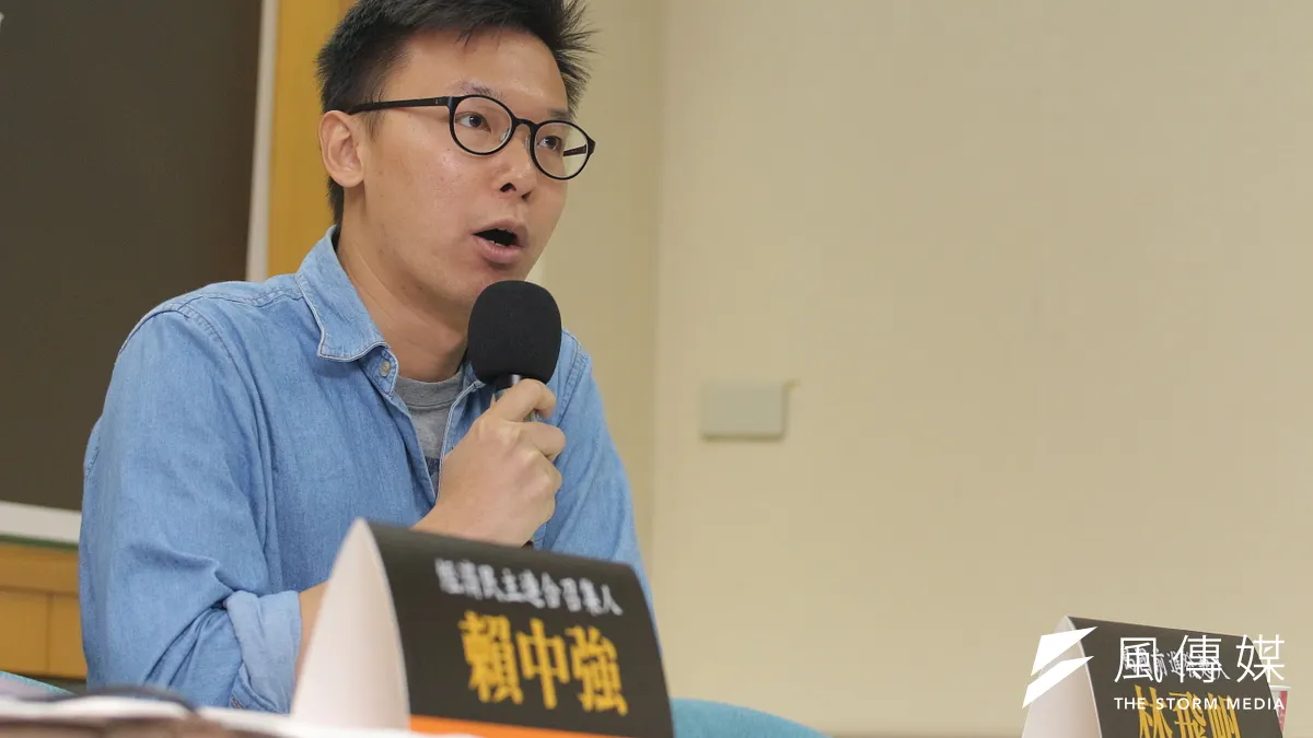 林飛帆質疑,綠版兩岸監督條例草案並無溯及既往、過渡條款,導致服貿與貨貿都無法適用,這樣符合民進黨在318學運時承諾人民「先立法,後審查」的訴求嗎?(葉信菉攝)