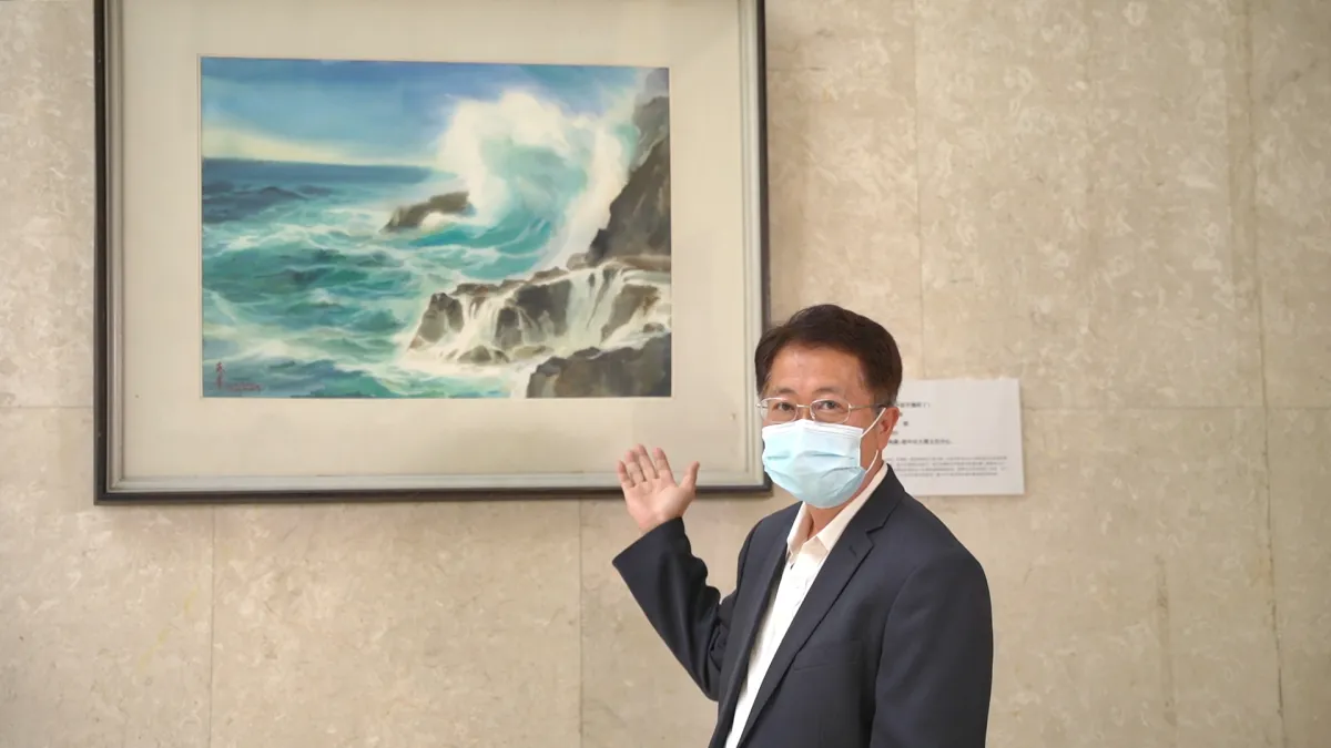 大墩文化中心主任陳文進化身金牌導覽員分享藝術家侯壽峰的作品-浪沖浪平幾時了。(圖/台中市政府)