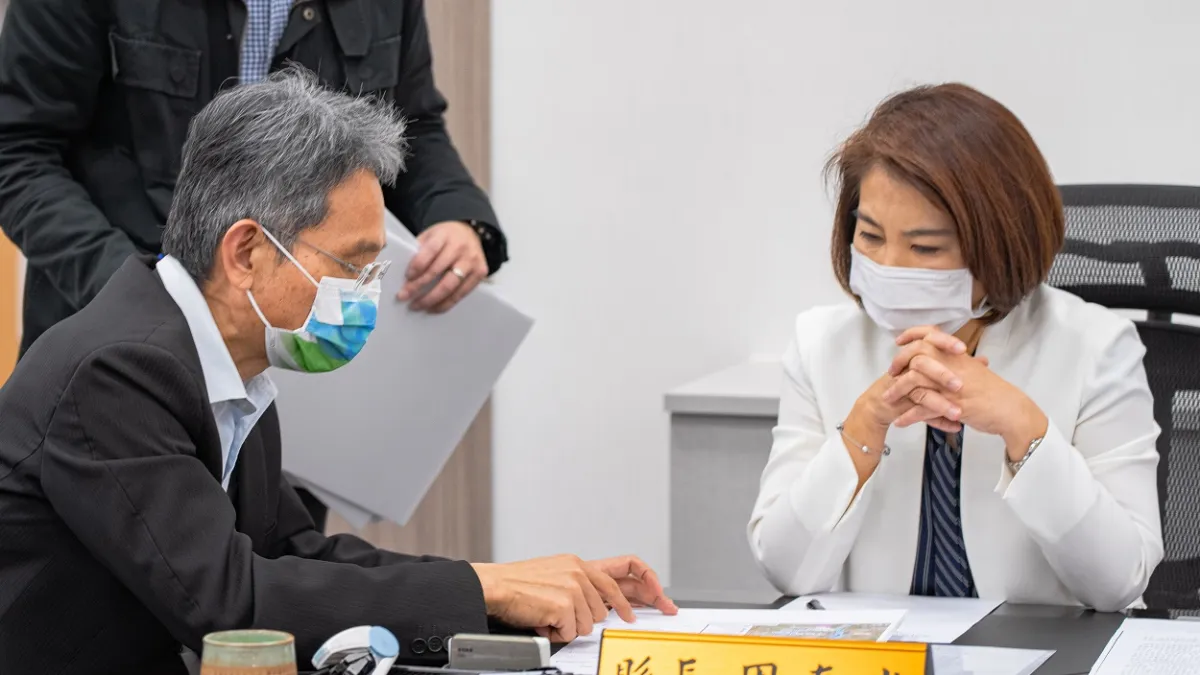 屏東縣長周春米抗議高屏溪鑿井要求停工,請專家學者勘察確認無虞,上網公開水情資訊再行施工。(圖/屏東縣政府傳播暨國際事務處提供)