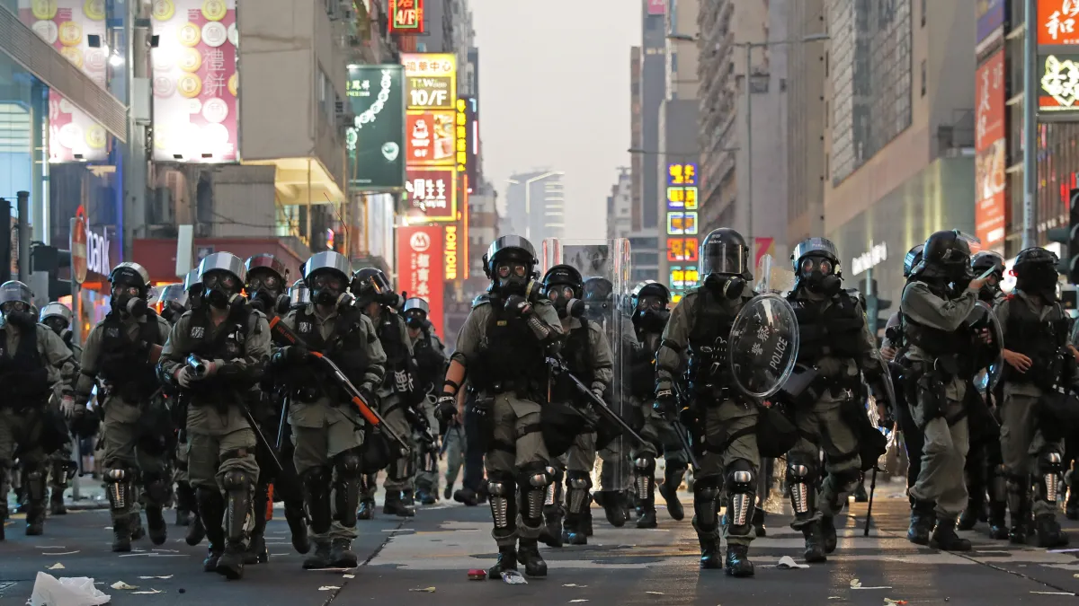 「港版國安法」可要求台灣政治組織及其代理人提供涉港活動資料,對此陸委會痛批,這形同極權政體無限擴權的思想審查。圖為香港防暴警察上街掃蕩示威者。(資料照,美聯社)