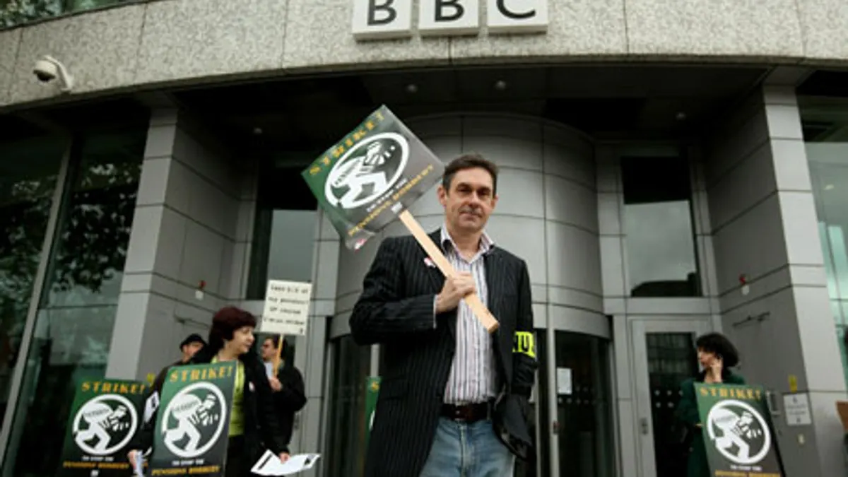 英國廣播電臺(BBC)員工罷工抗議裁員,Paul Mason(中)曾任英國廣播電臺Newsnight編輯,目前已離職加入第四台。(取自www.tamilnetonline.com)