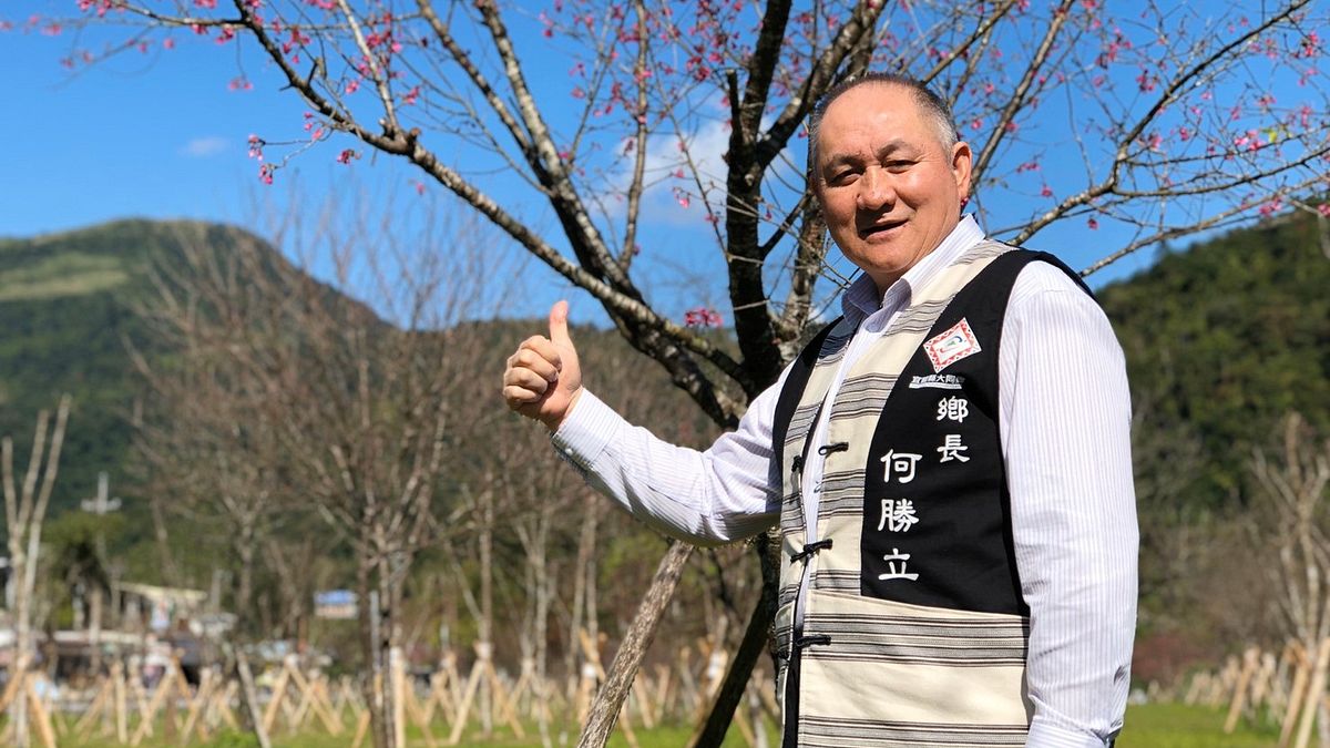 鄉長何勝立邀請民眾一起到大同賞櫻看美景。(圖/大同鄉公所提供) 鄉長何勝立邀請民眾一起到大同賞櫻看美景。(圖/大同鄉公所提供)