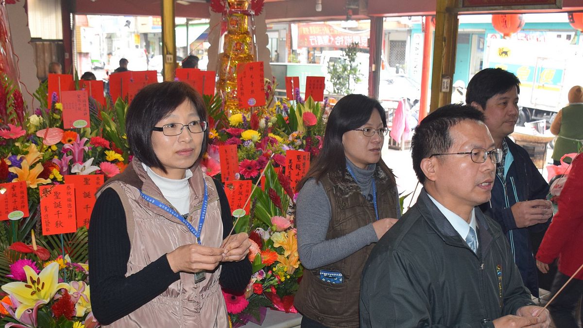 「頭牙」來獻香 大甲公所主管與民眾一同參拜土地公 「頭牙」來獻香 大甲公所主管與民眾一同參拜土地公