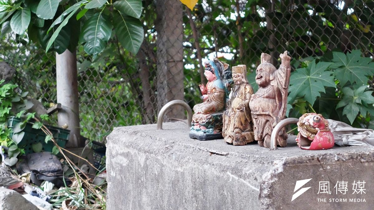 這塊地經過43年被藤蔓蕨類盤得暗無天日、遭鐵絲網包圍又窄得無法前行,在林玲文看來,或許正象徵著不斷延續的壓迫(謝孟穎攝) 這塊地經過43年被藤蔓蕨類盤得暗無天日、遭鐵絲網包圍又窄得無法前行,在林玲文看來,或許正象徵著不斷延續的壓迫(謝孟穎攝)