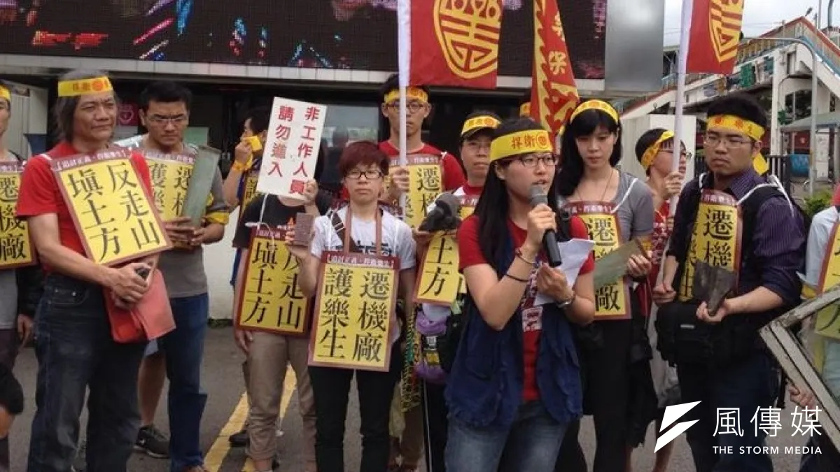 不滿樂生院民遭到強迫搬遷,青年樂生聯盟8日發起「樂生─北市府徒步行動」。(台灣環境資訊協會記者江佩津提供)