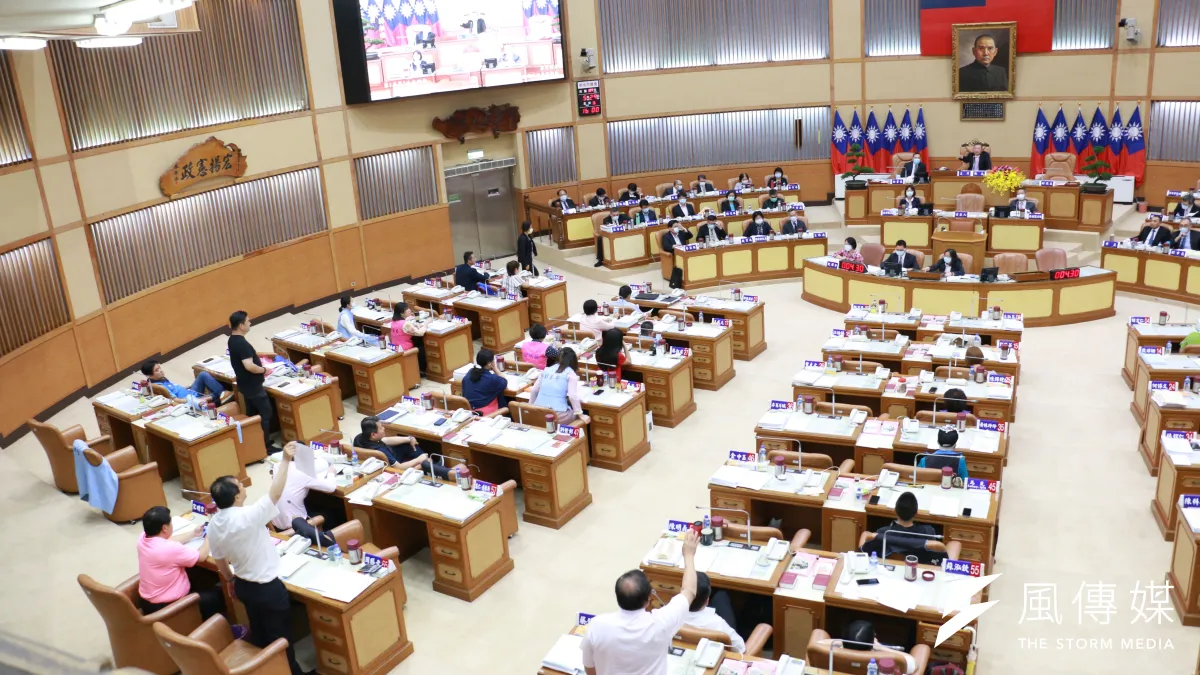 市長侯友宜因為民進黨團發新聞稿風波,引起國民黨全體議員心疼要求民進黨團道歉,5:30還未能上台報告,議長蔣根煌只好宣布散會。(圖/李梅瑛攝)