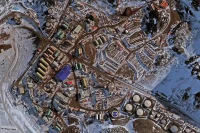 位於羅斯島南端的美國麥克默多科學研究中心( McMurdo station)
