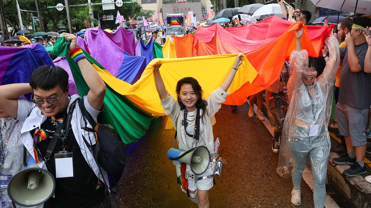 蔡英文帶愛犬驚喜現身同志遊行 向街頭民眾熱情揮手致意