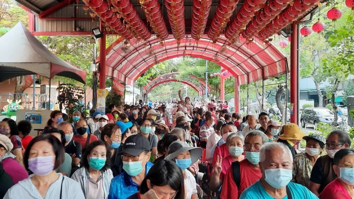 台中第三波物調券26日正式開始-建國市場發放情形。(圖/台中市政府)