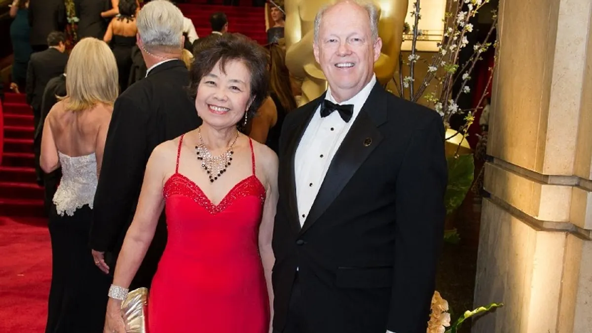 張曼君與她的導演先生理查德・安德森在好萊塢奧斯卡金像獎的星光大道,後面銅像是奧斯卡的小金人。(王育梅提供) 張曼君與她的導演先生理查德・安德森在好萊塢奧斯卡金像獎的星光大道,後面銅像是奧斯卡的小金人。(王育梅提供)