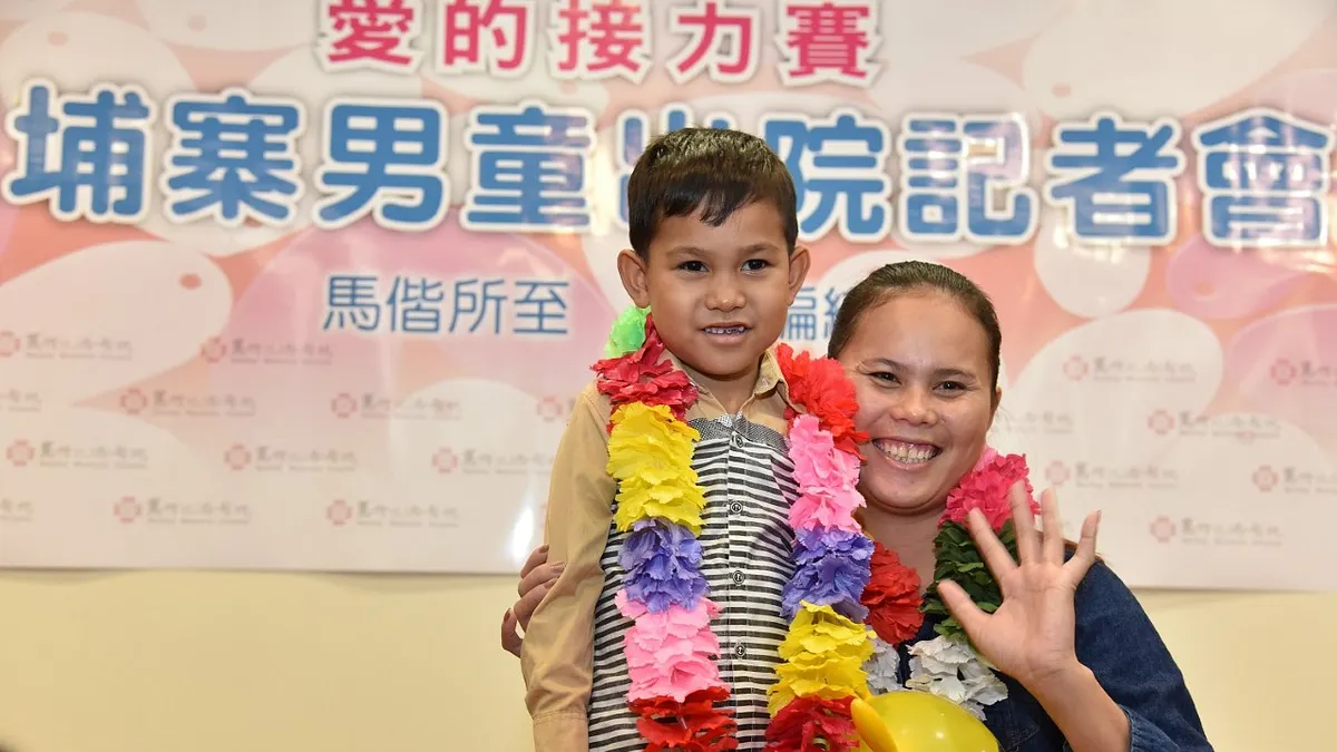 六歲柬埔寨心臟病童銘鴻(左)經台北馬偕及各界協助,在媽媽陪同下來台手術,今天舉行出院慶祝會。(台北馬偕醫院提供)